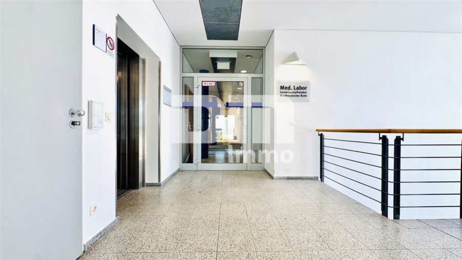 Repräsentative, belüftete Büroetage mit flexibler Raumgestaltung in Kassel-Waldau - Treppenaufgang
